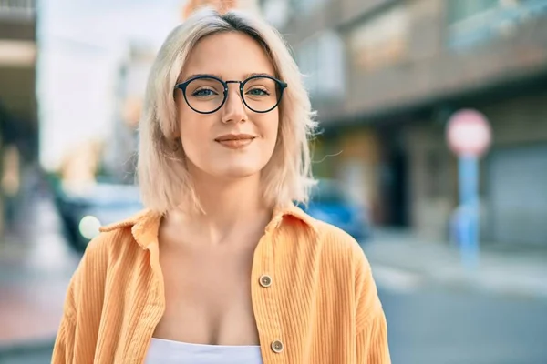 Ung Blond Flicka Ler Glada Bär Glasögon Staden — Stockfoto