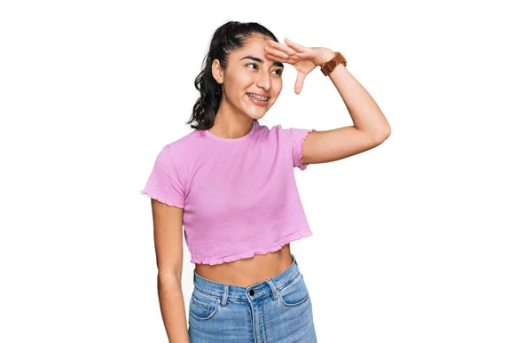 Menina Adolescente Hispânica Com Aparelho Dentário Vestindo Roupas Casuais Muito — Fotografia de Stock