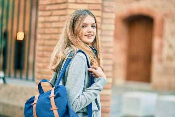 Krásná Kavkazský Student Teenager Usměvavý Šťastný Pomocí Sluchátek Vysoké Škole — Stock fotografie