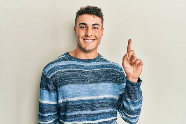 Jovem Hispânico Vestindo Camisola Inverno Casual Sorrindo Com Uma Ideia — Fotografia de Stock