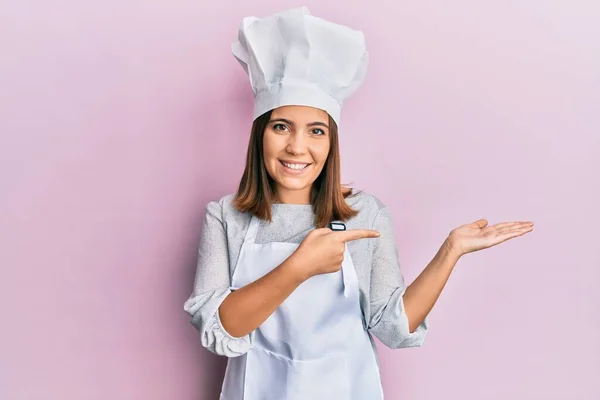 Joven Hermosa Mujer Con Uniforme Cocinero Profesional Sombrero Sorprendido Sonriendo — Foto de Stock