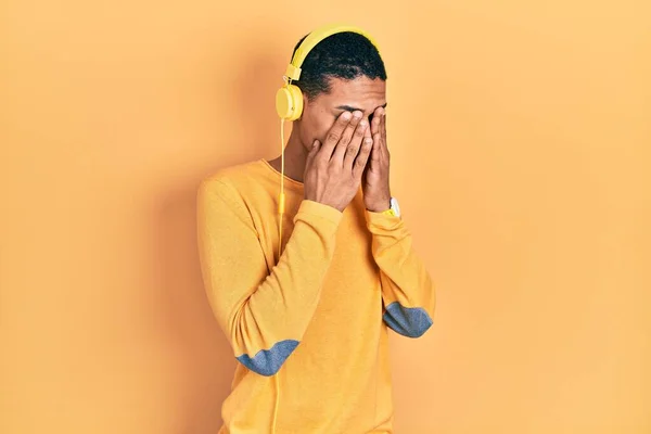 Νεαρός Αφροαμερικάνος Που Ακούει Μουσική Ακουστικά Τρίβοντας Μάτια Για Κούραση — Φωτογραφία Αρχείου