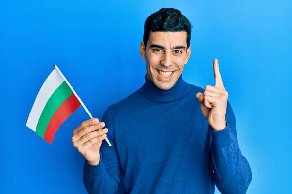 Красивый Латиноамериканец Болгарским Флагом Улыбающийся Идеей Вопросом Указывающий Пальцем Счастливым — стоковое фото