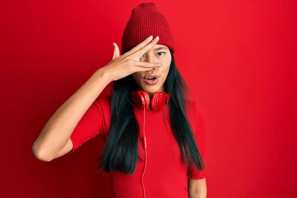 Joven Mujer China Escuchando Música Usando Auriculares Asomándose Shock Cubriendo —  Fotos de Stock