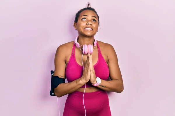 Fiatal Afro Amerikai Lány Tornaruhát Visel Fülhallgatót Használ Könyörög Imádkozik — Stock Fotó