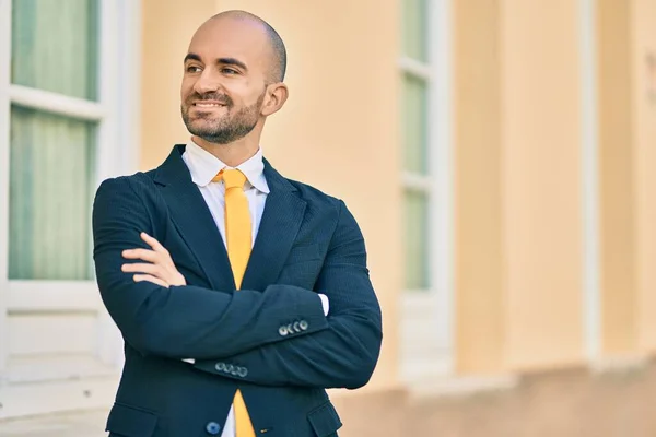 Junger Hispanischer Glatzköpfiger Geschäftsmann Mit Verschränkten Armen Lächelt Glücklich Die — Stockfoto