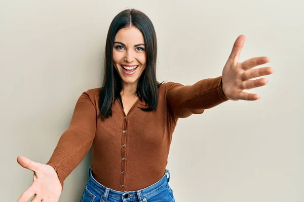 Young Brunette Woman Wearing Casual Clothes Looking Camera Smiling Open — Stock Photo, Image