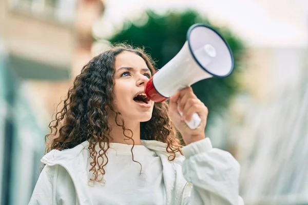 Menina Hispânica Criança Gritando Com Raiva Usando Megafone Cidade — Fotografia de Stock