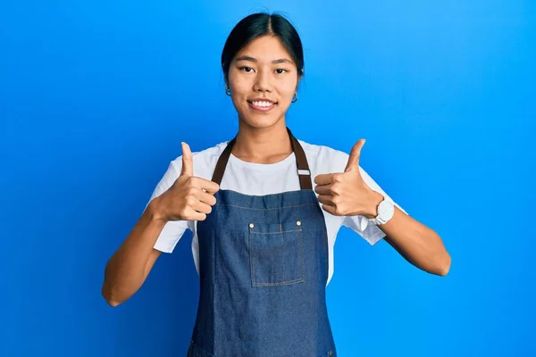 Junge Chinesin Mit Kellnerschürze Erfolgszeichen Positive Geste Mit Der Hand — Stockfoto