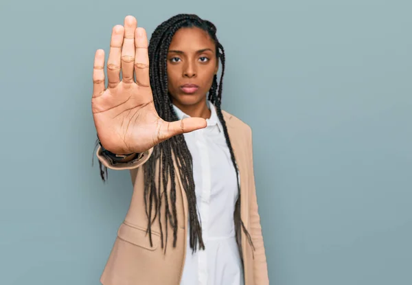 Mujer Afroamericana Con Chaqueta Negocios Haciendo Parar Cantar Con Palma —  Fotos de Stock