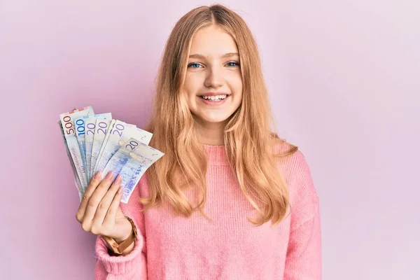 Krásná Mladá Běloška Drží Švédské Koruny Bankovky Vypadat Pozitivně Šťastně — Stock fotografie