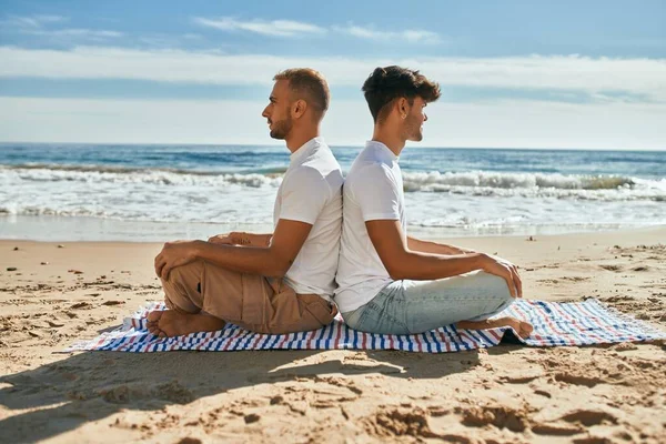 Jong Gay Paar Doen Yoga Zitten Aan Het Strand — Stockfoto