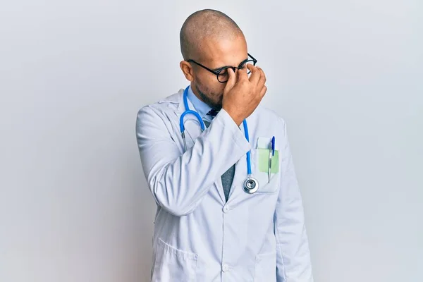 医者の制服を着たヒスパニック系の成人男性と 疲れ鼻や目をこすり疲れや頭痛を感じ聴診器 ストレスとフラストレーションの概念 — ストック写真
