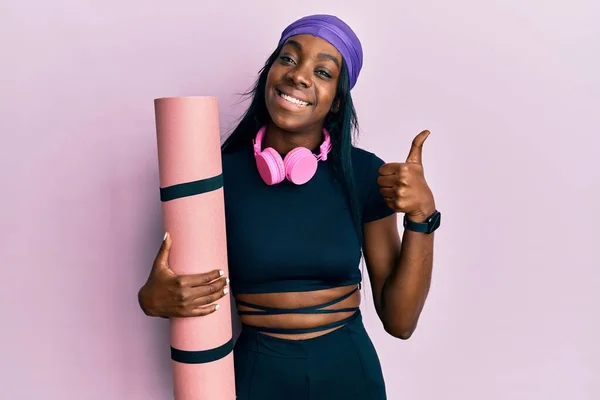 Joven Afroamericana Americana Vestida Con Ropa Gimnasio Sosteniendo Esterilla Yoga —  Fotos de Stock