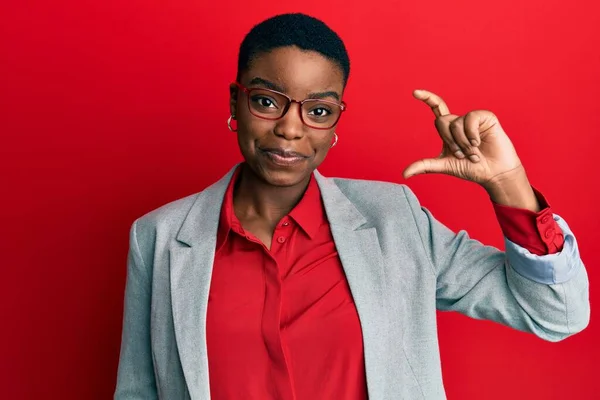 Jovem Afro Americana Vestindo Jaqueta Negócios Óculos Sorrindo Confiante Gesto — Fotografia de Stock