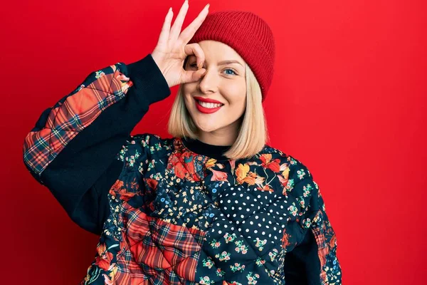 Mujer Rubia Joven Con Gorra Invierno Lana Sonriendo Feliz Haciendo — Foto de Stock