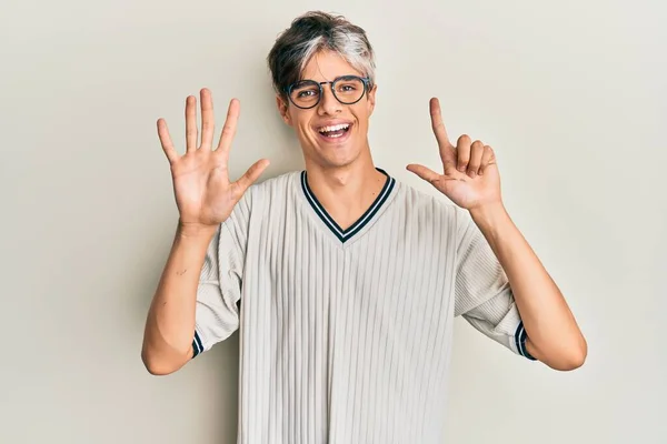 Joven Hombre Hispano Usando Ropa Casual Gafas Mostrando Señalando Con —  Fotos de Stock