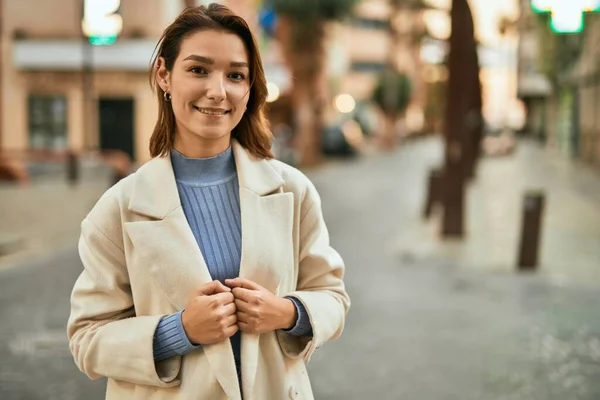 Young Hispanic Woman Smiling Happy Standing City — Stock Photo, Image