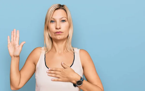 Kaukasische Frau Mittleren Alters Lässiger Kleidung Schwört Mit Der Hand — Stockfoto