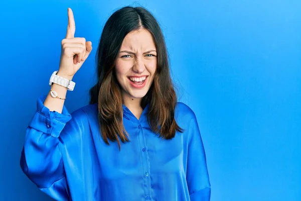 Jonge Brunette Vrouw Draagt Casual Blauw Shirt Wijzen Vinger Omhoog — Stockfoto