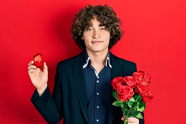 Όμορφος Νεαρός Άνδρας Κρατώντας Μπουκέτο Λουλούδια Και Δαχτυλίδι Αρραβώνων Χαμογελώντας — Φωτογραφία Αρχείου