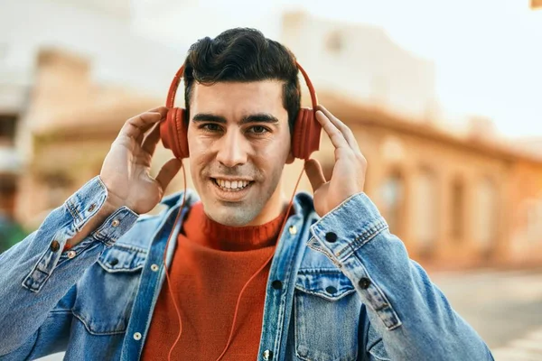 Joven Hombre Hispano Sonriendo Feliz Usando Auriculares Ciudad —  Fotos de Stock