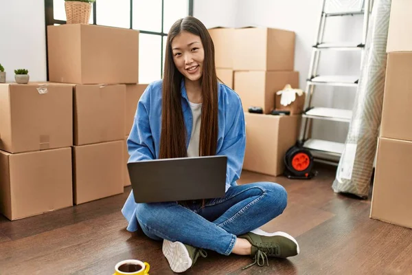 Menina Chinesa Jovem Sorrindo Feliz Usando Laptop Sentado Chão Nova — Fotografia de Stock