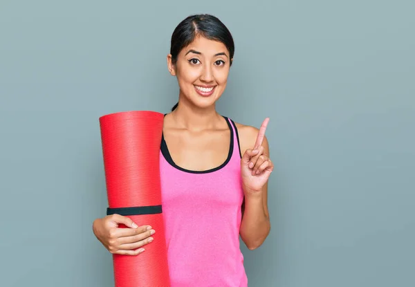 Bella Asiatica Giovane Donna Sportiva Possesso Tappetino Yoga Sorpreso Con — Foto Stock