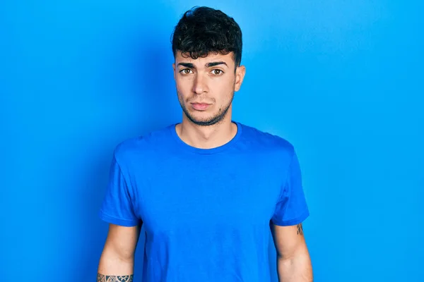 Sıradan Mavi Tişört Giyen Genç Spanyol Adam Şüpheci Gergin Sorun — Stok fotoğraf