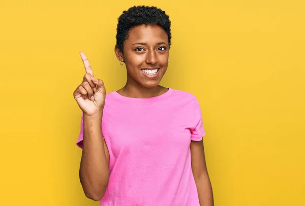 Молода Афро Американська Жінка Одягнена Повсякденний Одяг Вказує Пальцем Вгору — стокове фото