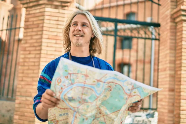 Joven Turista Escandinavo Sonriendo Feliz Usando Mapa Ciudad —  Fotos de Stock