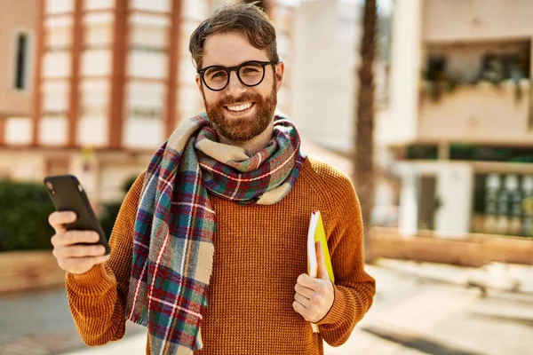 Jonge Blanke Man Met Baard Met Behulp Van Smartphone Buiten — Stockfoto