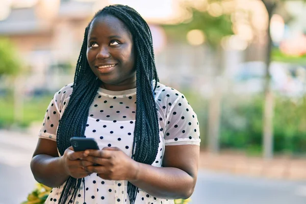 Mladý Africký Americký Žena Usměvavý Šťastný Pomocí Smartphone Městě — Stock fotografie