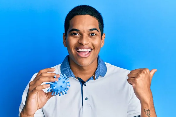 Jonge Knappe Latino Man Met Virus Speelgoed Wijzen Duim Naar — Stockfoto