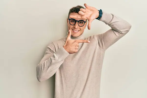 Hombre Joven Hispano Con Suéter Casual Cuello Alto Sonriendo Haciendo — Foto de Stock