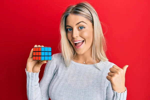 Vacker Blond Kvinna Spelar Färgglada Pussel Kub Intelligens Spel Pekar — Stockfoto