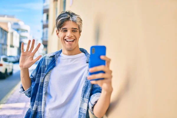 Jonge Spaanse Man Glimlachend Gelukkig Doen Videogesprek Met Behulp Van — Stockfoto
