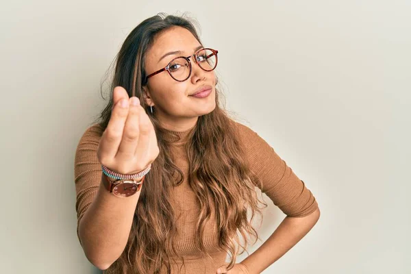 Junges Hispanisches Mädchen Lässiger Kleidung Und Brille Macht Italienische Geste — Stockfoto