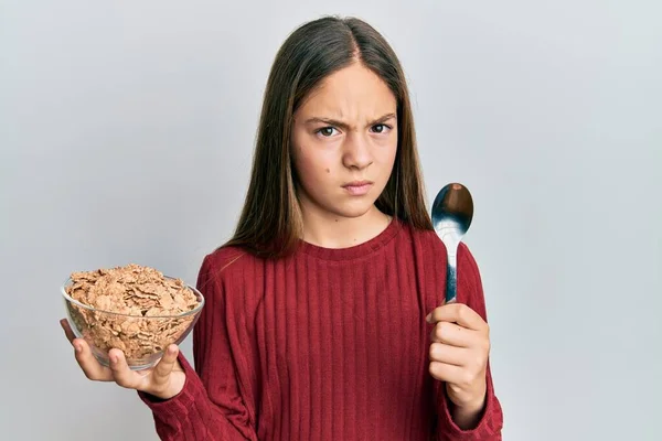 Menina Morena Bonita Comendo Cereais Integrais Saudáveis Segurando Colher Cético — Fotografia de Stock