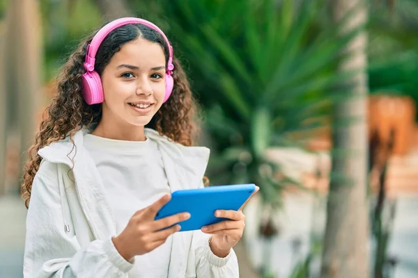 Ισπανόφωνη Κοπέλα Χαμογελώντας Ευτυχισμένη Χρησιμοποιώντας Ακουστικά Και Touchpad Στην Πόλη — Φωτογραφία Αρχείου