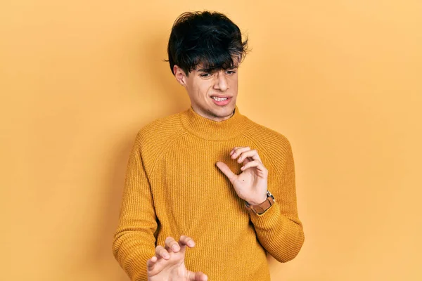 Schöner Junger Hipster Lässigem Gelben Pullover Mit Angeekeltem Gesichtsausdruck Ungehalten — Stockfoto