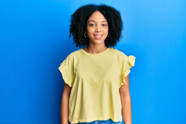 Ung Afrikansk Amerikansk Flicka Klädd Avslappnade Kläder Med Ett Glatt — Stockfoto