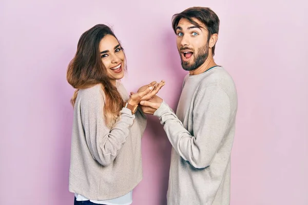 若いヒスパニック系のカップルは コピースペースを示す手を開いて手のひらで脇を指してカジュアルな服を着て 広告笑顔興奮幸せを提示 — ストック写真