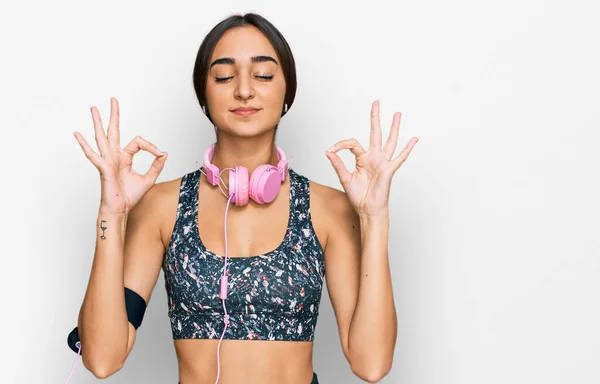 Mulher Morena Bonita Vestindo Roupas Ginástica Usando Fones Ouvido Relaxar — Fotografia de Stock