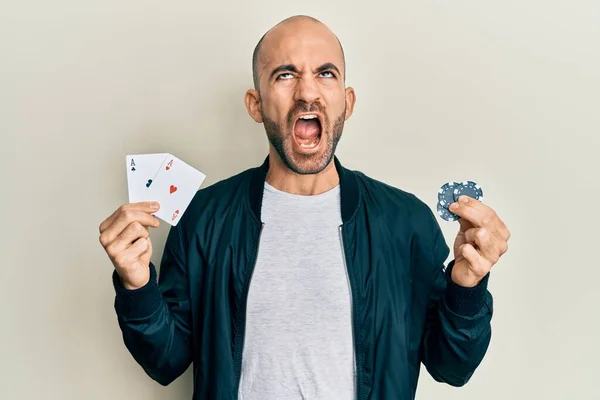 Fiatal Spanyol Férfi Pókerezik Kezében Kaszinó Kártyák Zsetonok Dühös Őrült — Stock Fotó