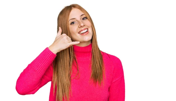 Mujer Irlandesa Joven Con Ropa Casual Sonriendo Haciendo Gesto Telefónico —  Fotos de Stock