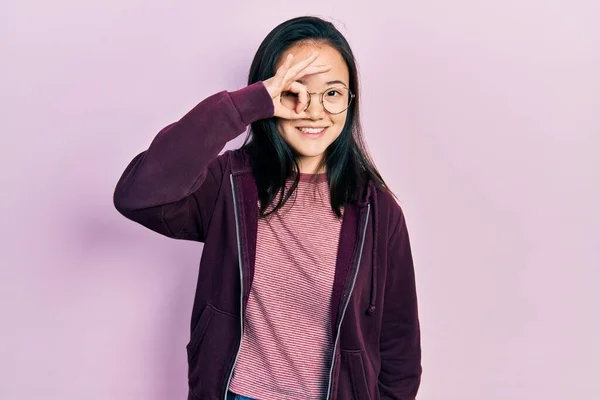 Joven Chica China Vistiendo Ropa Casual Gafas Sonriendo Feliz Haciendo —  Fotos de Stock