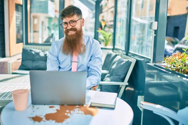 Junger Rothaariger Geschäftsmann Lächelt Glücklich Und Arbeitet Mit Laptop Auf — Stockfoto