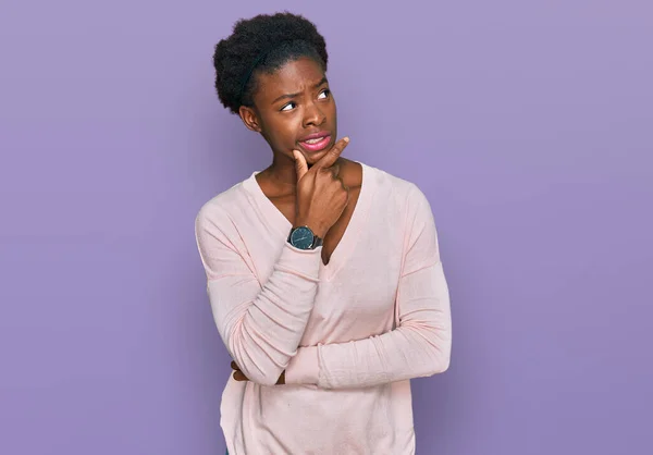 Jovem Afro Americana Vestindo Roupas Casuais Pensando Preocupado Com Uma — Fotografia de Stock