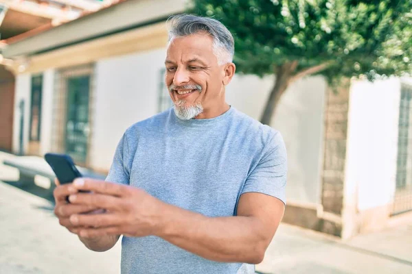 Middelbare Leeftijd Hispanic Grijs Harige Man Glimlachen Blij Met Behulp — Stockfoto